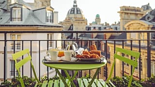 Colazione sulla terrazza di un appartamento a Parigi