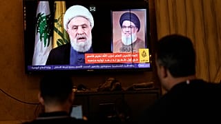  يشاهد الناس أمين عام حزب الله الجديد نعيم قاسم وهو يلقي خطابًا متلفزًا في مدينة صيدا الساحلية الجنوبية بلبنان، الأربعاء 30 أكتوبر 2024.
