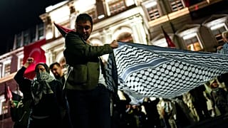 يحمل الناس كوفية كبيرة، وهي الوشاح الفلسطيني التقليدي، أثناء مشاركتهم في مسيرة مؤيدة للفلسطينيين في إسطنبول، تركيا، يوم الثلاثاء، 15 أكتوبر 2024.