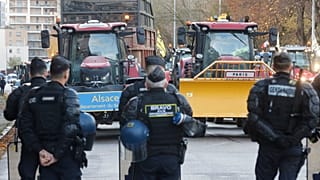 Des policiers bloquent des agriculteurs qui manifestent contre le traité commercial du Mercosur, mardi 26 novembre 2024 à Strasbourg, dans l'est de la France.