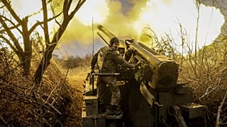 Ukrán katonák tarackágyúkkal lövik az oroszok állásait Donyeck térségében