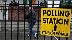 Szavazni érkezők a dublini Szent Lőrinc O'Tooles Nemzeti Iskolában lévő szavazóhelyiségben, 2024. november 29-én.