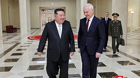 Kim Dzsong Un észak-koreai vezető (balra) találkozik Andrej Belouszov orosz védelmi miniszterrel az észak-koreai Phenjanban 2024. november 29-én, pénteken.