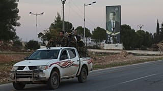 قوات من المعارضة المسلحة خارج مدينة حلب، الجمعة 29 تشرين الثاني/ نوفمبر 2024.