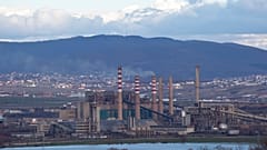 FILE - Centrale elettrica Kosovo A nel villaggio di Obilic, Kosovo, mercoledì 7 marzo 2018.