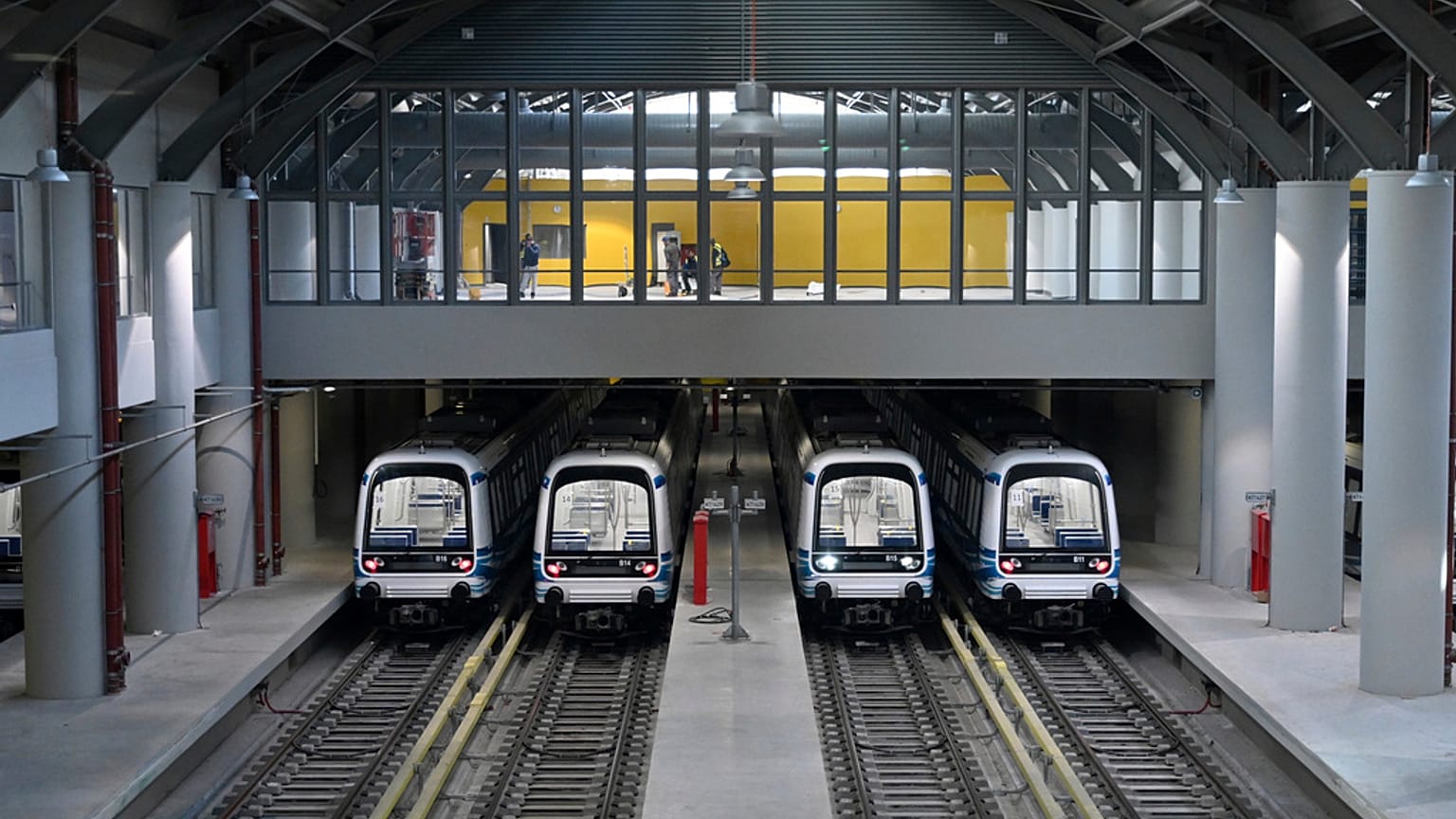U-Bahn-Wagen werden vor der offiziellen Eröffnung am 30. November in Thessaloniki, Nordgriechenland, am Freitag, 22. November 2024, im neu gebauten Depot Pylaia abgestellt.