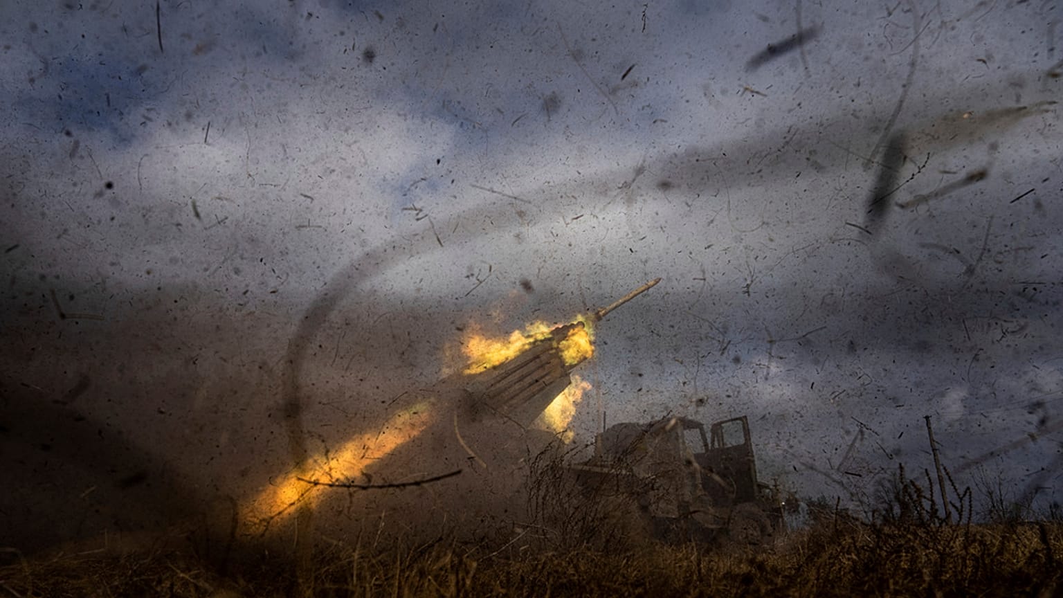 Ένας ουκρανικός εκτοξευτής πυραύλων MSLR BM-21 "Grad" της ταξιαρχίας 95 Air Assault πυροβολεί προς τις ρωσικές θέσεις στο μέτωπο κοντά στην Κρεμίνα, Ουκρανία, Πέμπτη 9 Μαρτίου 2023. 