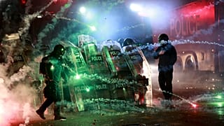 مسدود کردن خیابان توسط پلیس گرجستان در روبروی پارلمان، تفلیس، ۳۰ نوامبر ۲۰۲۴