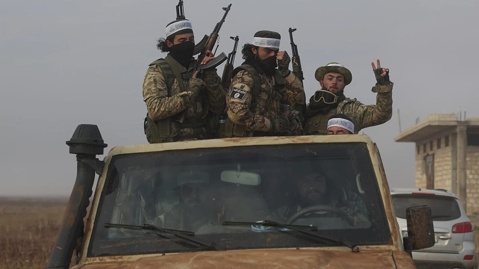Muahlif militanlar önce İdlib'de ilerledi