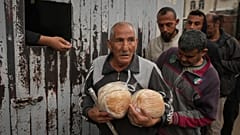 فلسطيني يحمل الخبز بعد الحصول عليه من أحد المخابز في دير البلح، قطاع غزة، الجمعة 29 نوفمبر 2024.
