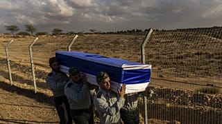 Izraeli katonák viszik egy gázai terroristák által meggyilkolt társuk koporsóját