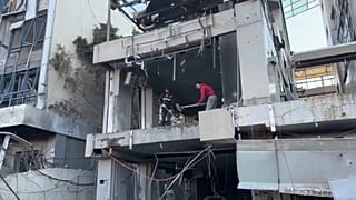 السكان وأصحاب الأعمال في النبطية يبدأون إعادة بناء المدينة بعد وقف إطلاق النار