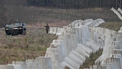 Barriere di cemento che fanno parte della fortificazione dello Scudo orientale della Polonia al confine con la Russia a Dabrowka, in Polonia, il 30 novembre 2024. (Foto AP/Czarek Sokolowski)