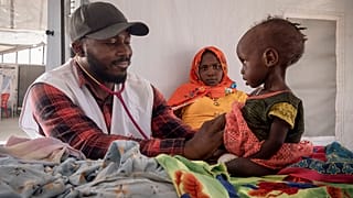 طفل سوداني يتلقى العلاج من سوء التغذية في عيادة بأحد المخيمات في تشاد بالقرب من الحدود السودانية، في 6 أبريل 2024. 