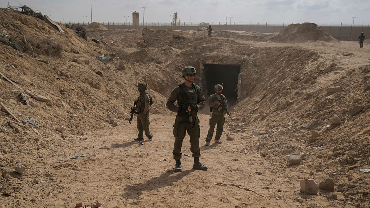 جنود إسرائيليون بجوار مدخل نفق على بعد حوالي 100 متر من ممر فيلادلفيا على طول الحدود مع مصر، يوم الجمعة، 13 سبتمبر. 2024. 