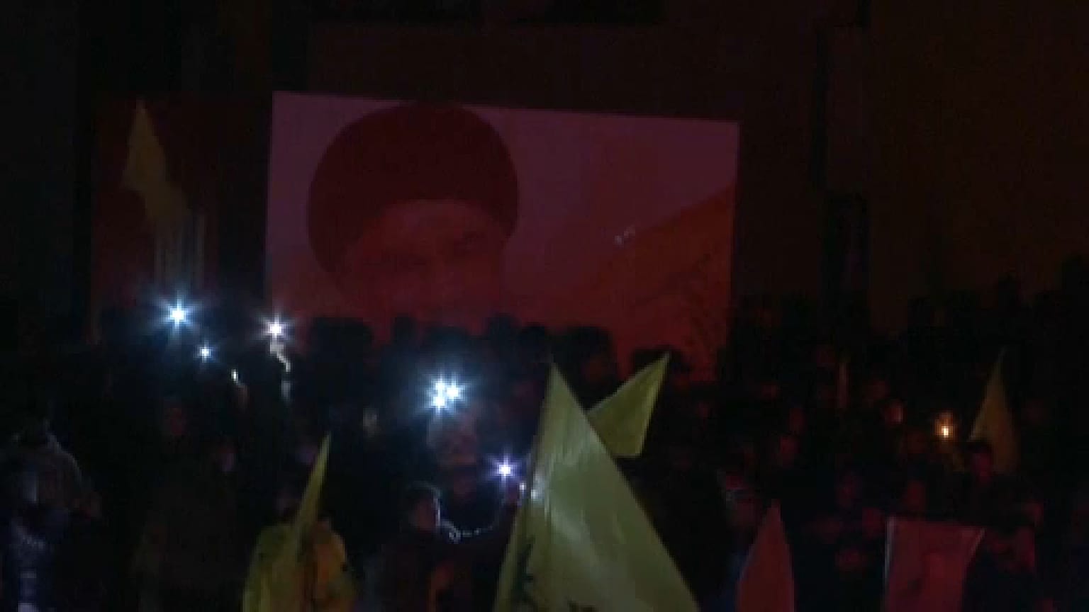 مئات اللبنانيين يحتشدون في حارة حريك بالضاحية الجنوبية لبيروت، في الموقع الذي اغتيل فيه الأمين العام لحزب الله، حسن نصرالله للمشاركة في مراسم تأبينه