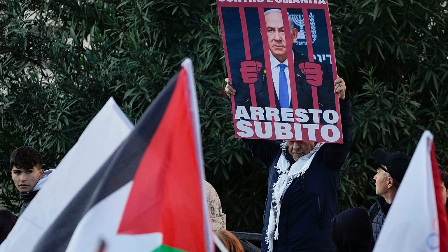 يافطة تظهر نتنياهو خلف القضبان خلال مظاهرة مؤيدة لفلسطين وتطالب بوقف الحرب في غزة في روما 
