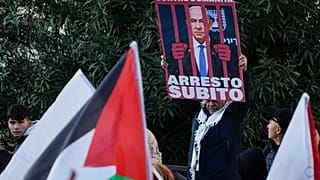 يافطة تظهر نتنياهو خلف القضبان خلال مظاهرة مؤيدة لفلسطين وتطالب بوقف الحرب في غزة في روما 