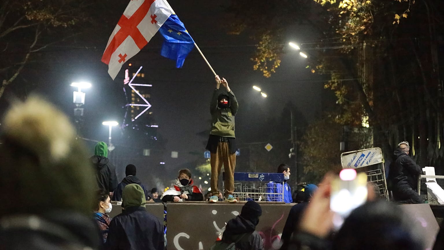 Tömegtüntetés a grúz parlament előtt Tbilisziben 2024. november 30-án