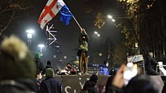 Tömegtüntetés a grúz parlament előtt Tbilisziben 2024. november 30-án