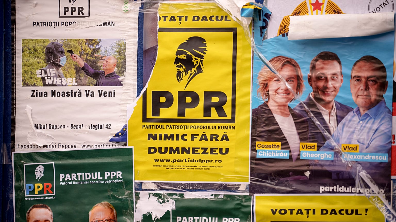 Carteles de varios partidos políticos en una calle de Bucarest, 28 de noviembre de 2024.
