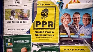 Különböző politikai pártok plakátjai Bukarest egyik utcáján, 2024. november 28.