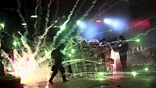 Demonstranten verwenden Feuerwerkskörper gegen die Polizei während einer Demonstration in Tiflis, 30. November 2024