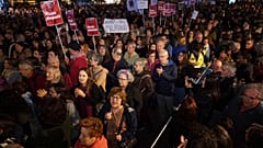 Διαδηλωτές διαδηλώνουν κατά τη διάρκεια διαμαρτυρίας ένα μήνα μετά τις καταστροφικές πλημμύρες για να απαιτήσουν την παραίτηση των περιφερειακών αξιωματούχων που κακομεταχειρίστηκαν την αντιμετώπιση της έκτακτης ανάγκης στη Βαλένθια της Ισπανίας.