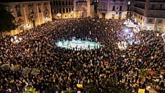 Une manifestation un mois après des inondations dévastatrices pour demander la démission des responsables régionaux qui ont négligé l'intervention d'urgence, à Valence