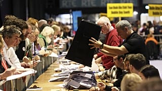 Début du dépouillement des élections générales irlandaises à la Royal Dublin Society à Dublin, le 30 novembre 2024.