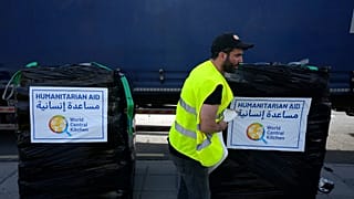 ARCHIVO - Un trabajador de la organización caritativa World Central Kitchen prepara ayuda para Gaza, Larnaca, Chipre, 1`3 de marzo de 2024.
