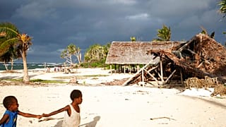 ARCHIVO - Varios niños juegan en la playa de la localidad de Takara, en la isla de Efate, Vanuatu, 30 de mayo de 2015.