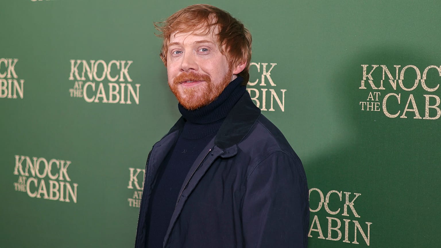 Rupert Grint, İngiltere'nin başkenti Londra'da 'Knock at the Cabin' filminin özel gösteriminde fotoğrafçılara poz veriyor, 25 Ocak 2023.