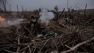 Ukrayna 24. Mekanize Tugayı basın servisi tarafından sağlanan bu fotoğrafta, 24. Mekanize Tugayı'ndan bir asker Do'daki eğitim sahasında taktik becerilerini geliştiriyor