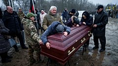 Des proches font leurs adieux à l'officier ukrainien Pavlo Vedybida alias « Obolonchik » dans un cimetière de Kyiv, en Ukraine, samedi 30 novembre 2024.