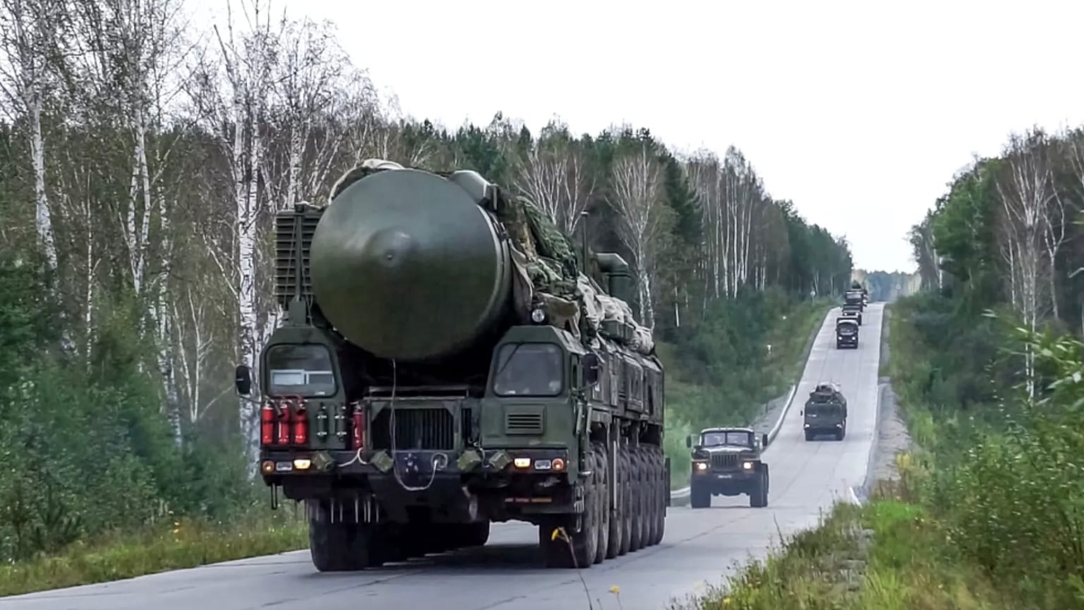 ARŞİV - Rusya'nın Novosibirsk bölgesinde yapılan bir tatbikat sırasında Rus Yars stratejik balistik füze fırlatıcısı yuvarlanıyor, 1 Ekim 2024.