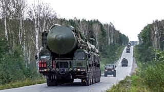 ARŞİV - Rusya'nın Novosibirsk bölgesinde yapılan bir tatbikat sırasında Rus Yars stratejik balistik füze fırlatıcısı yuvarlanıyor, 1 Ekim 2024.
