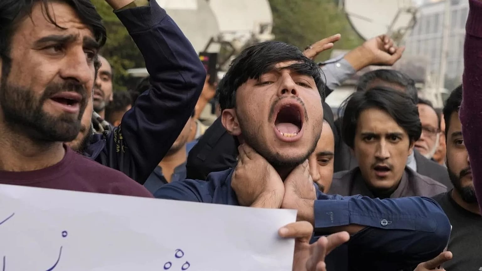 Kurram bölgesindeki bir araca yönelik silahlı saldırıda hayatını kaybedenlerin aileleri protesto gösterisi yaptı
