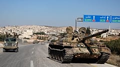 دبابات المعارضة السورية على طريق سريع في ضواحي خان شيخون جنوب غرب حلب، الأحد، 1 ديسمبر/كانون الأول 2024.