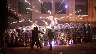 Demonstranten verwenden Feuerwerkskörper gegen die Polizei während einer Kundgebung in Tiflis, 2. Dezember 2024
