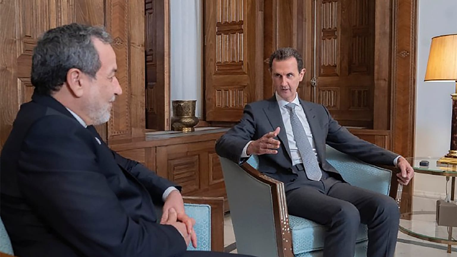 φωτογραφία που δημοσιεύθηκε στην επίσημη σελίδα Telegram της συριακής προεδρίας δείχνει τον Ιρανό υπουργό Εξωτερικώνκαι τον Σύρο πρόεδρο να συναντώνται στη Δαμασκό.