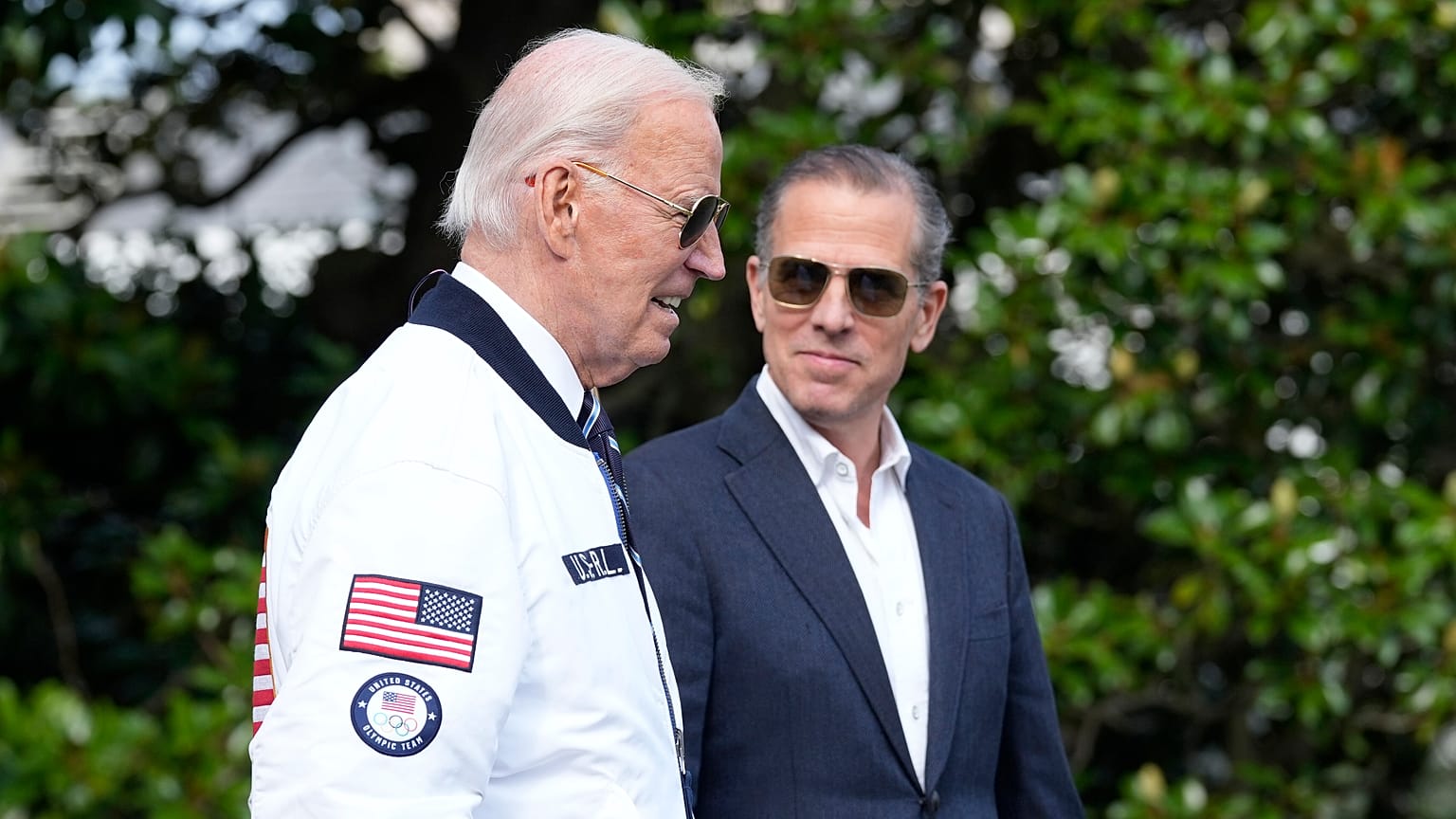 Le président Joe Biden se promène avec son fils Hunter sur la pelouse sud de la Maison-Blanche, le 26 juillet 2024.