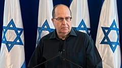 ARŞİV - Dönemin İsrail Savunma Bakanı Moshe Yaalon, İsrail'in Tel Aviv kentindeki Savunma Bakanlığı'nda düzenlediği basın toplantısında konuşuyor, 20 Mayıs 2016.