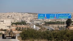 Танк сирийской армии, брошеный на дороге между Идлибом и Хамой, 1 декабря 2024 г.