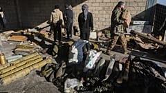 Combattenti ribelli siriani sequestrano munizioni abbandonate dell'esercito siriano nella città di Khan Assubul, Siria, sud-ovest di Aleppo, domenica 1 dicembre 2024.