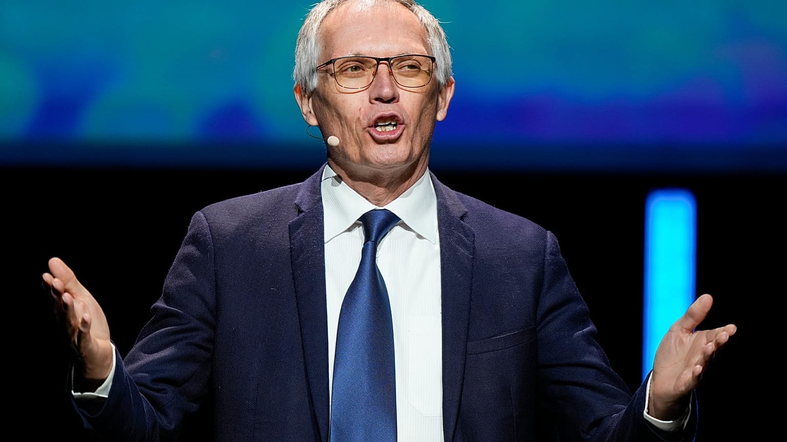 El consejero delegado de Stellantis, Carlos Tavares, habla durante la Cumbre del Automóvil de París, el martes 15 de octubre de 2024. (AP Photo/Michel Euler)