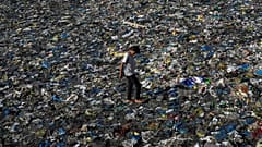 Un vertedero de basura lleno de plásticos
