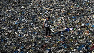 Un vertedero de basura lleno de plásticos