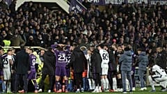 Equipa de socorro no relvado após a doença de Edoardo Bove durante o jogo Fiorentina-Inter, Florença, domingo, 1 de dezembro de 2024.