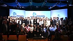 Ομαδική φωτογραφία των νέων που μετείχαν στο 1ο Συμπόσιο Νέων της Ελληνικής Διασποράς με τον υπουργό Εξωτερικών Γιώργο Γεραπετρίτη